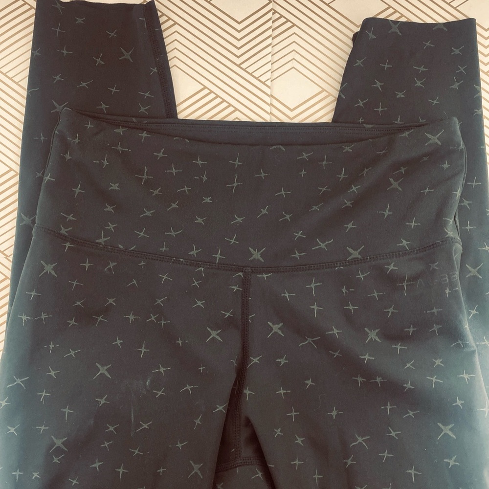 AR-33 black leggings with design